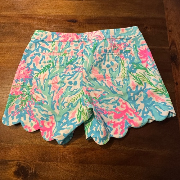 Lilly Pulitzer Coral Bay Buttercup Scallop Shorts Size 4 - Picture 5 of 6